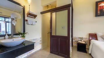 Kamar Superior, balkon, pemandangan kebun | 1 kamar tidur, busa memori, minibar, dan brankas