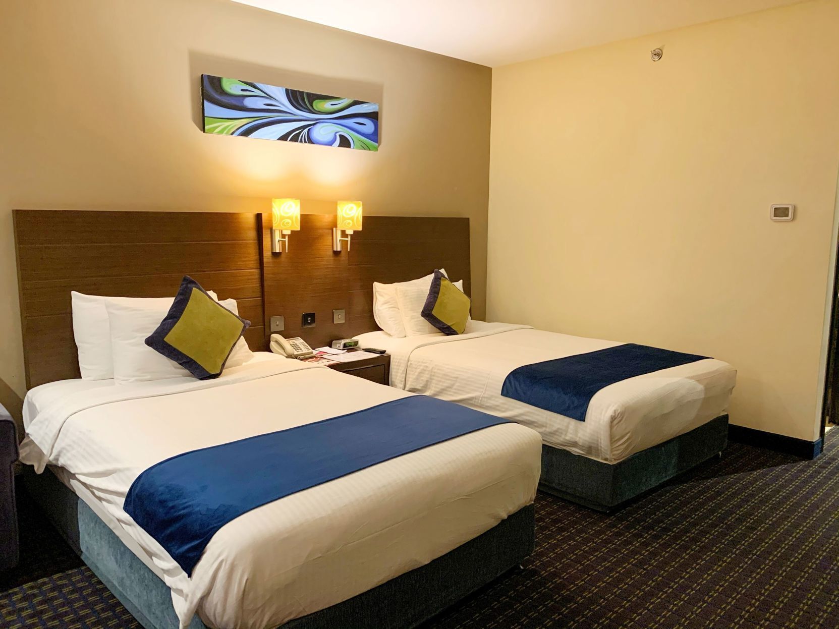 Sábanas de algodón egipcio, colchones con pillow-top y minibar 