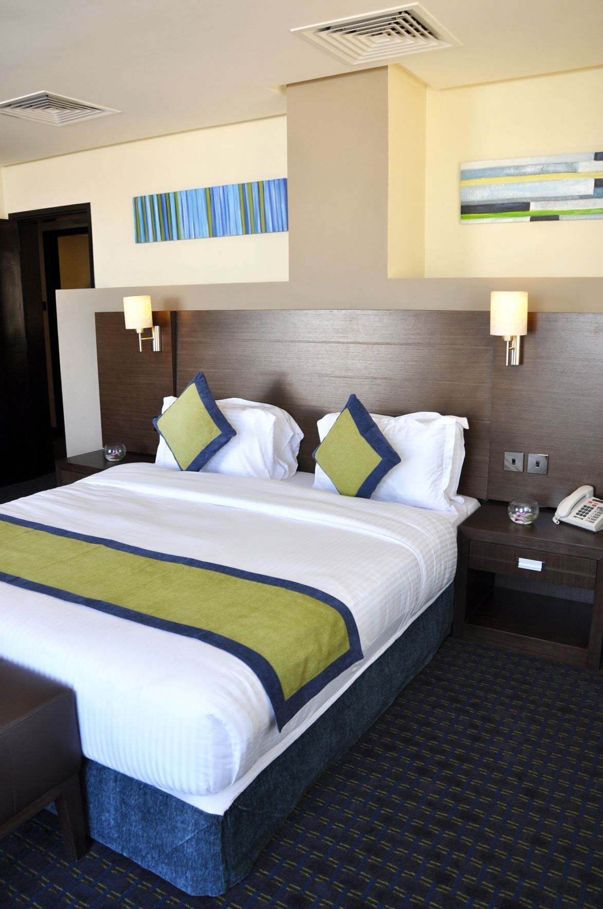 Sábanas de algodón egipcio, colchones con pillow-top y minibar 