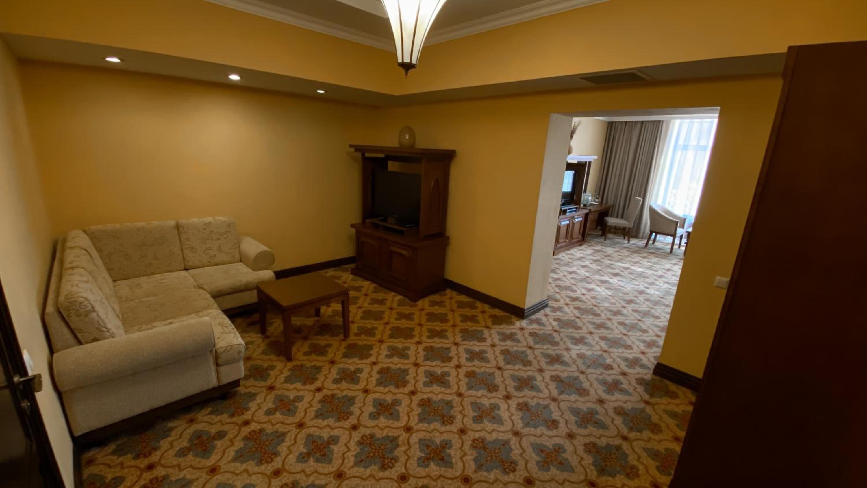 flat-screen tv, dvd player