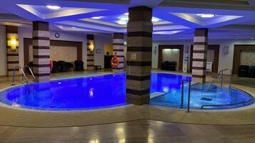 室内游泳池,日光浴躺椅