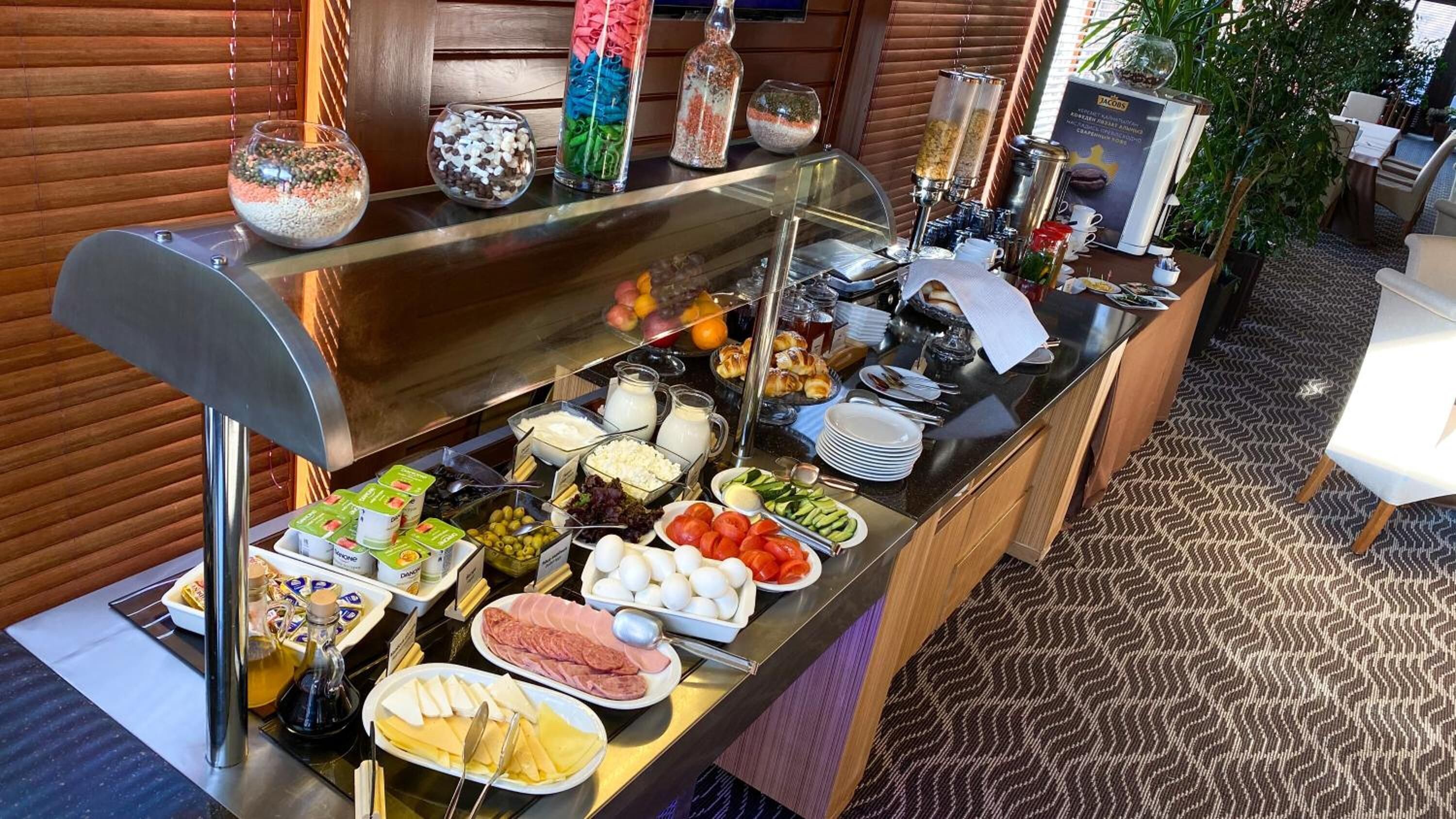 2 restaurants, breakfast, lunch, dinner served; international cuisine