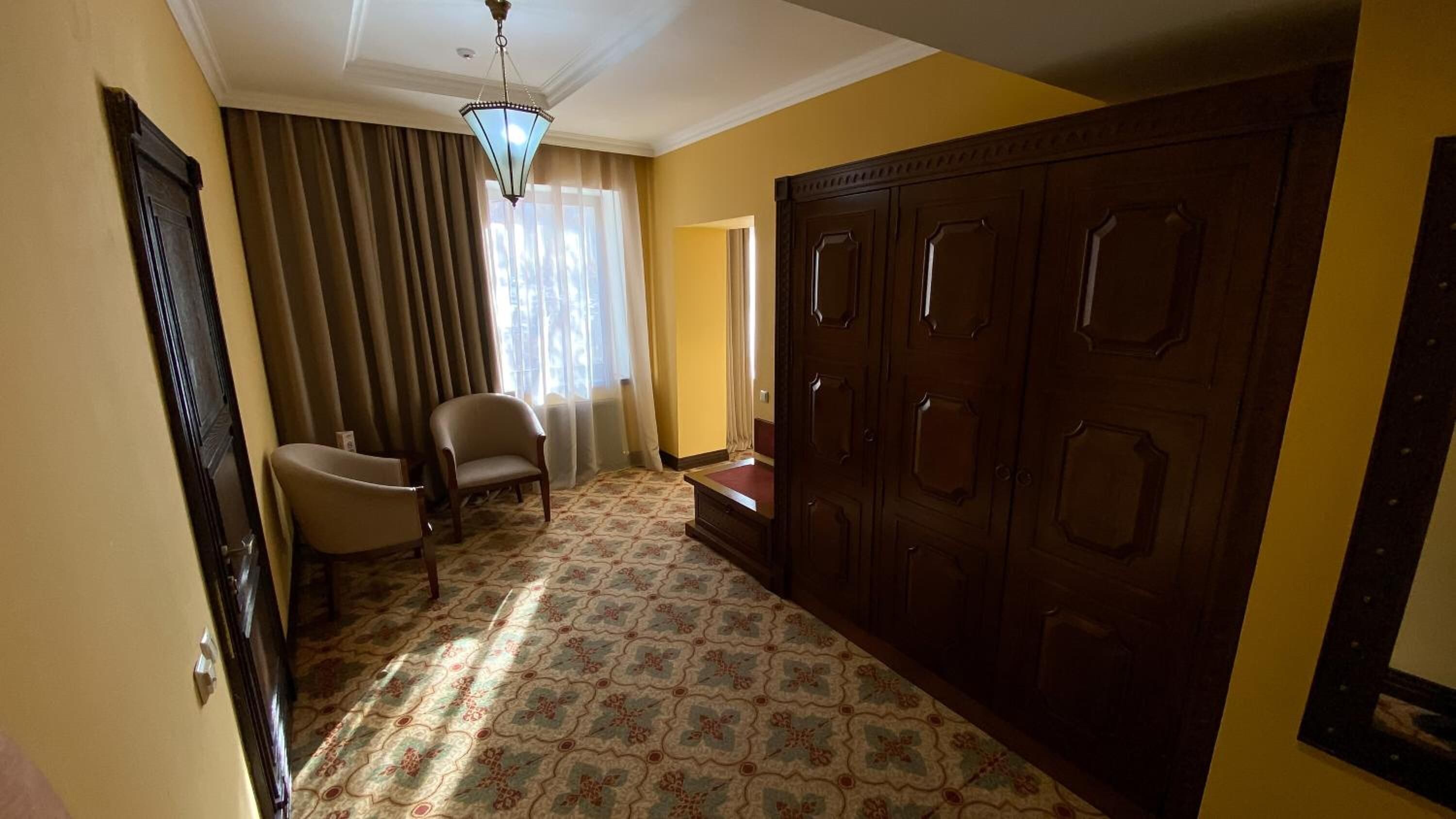 flat-screen tv, dvd player