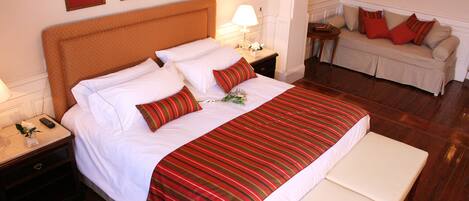 Classic Triple Room | Minibar, in-room safe, individually decorated, individually furnished