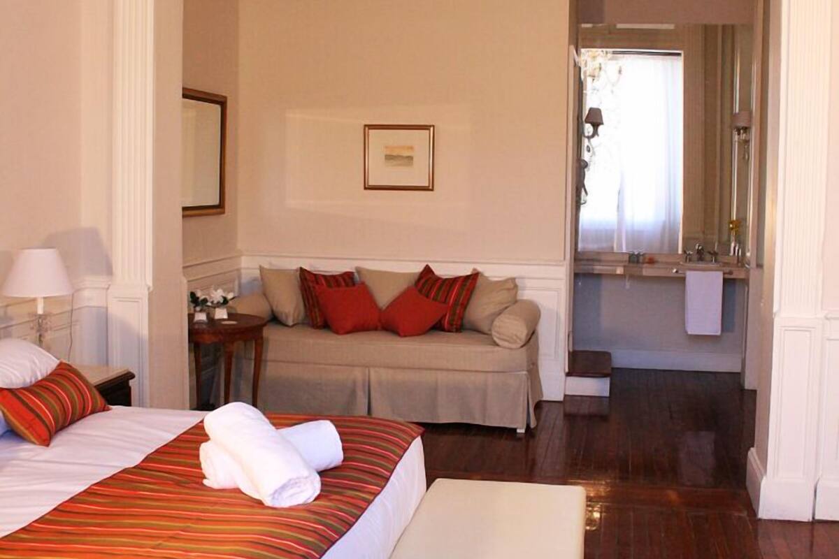 Habitación triple Deluxe | Minibar, caja fuerte, escritorio y cunas gratuitas