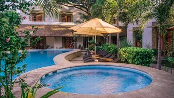 Piscina externa, espreguiçadeiras