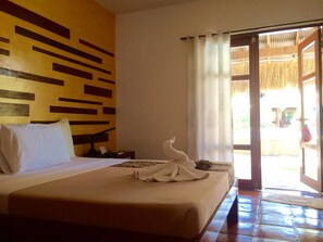 Desk, free WiFi, bed sheets - Acacia Tree Garden Hotel (Puerto Princesa)