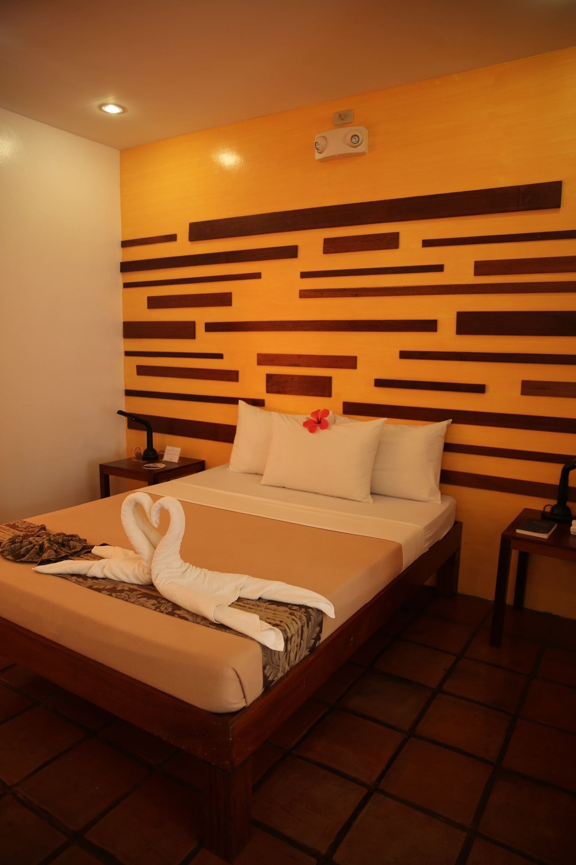 suite, 1 queen bed, garden area | desk, free wifi, bed sheets