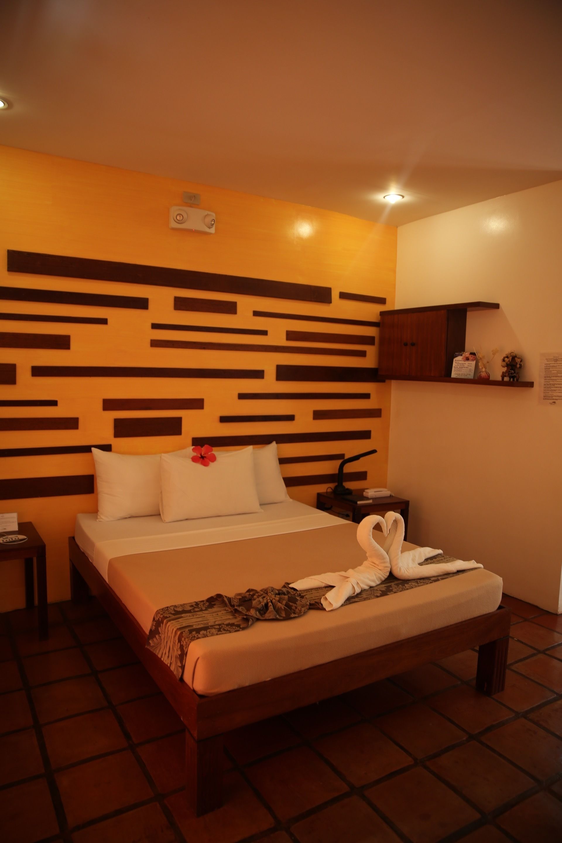 suite, 1 queen bed, garden area | desk, free wifi, bed sheets