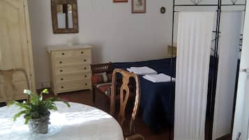 Eenvoudige driepersoonskamer | Gratis wifi, beddengoed