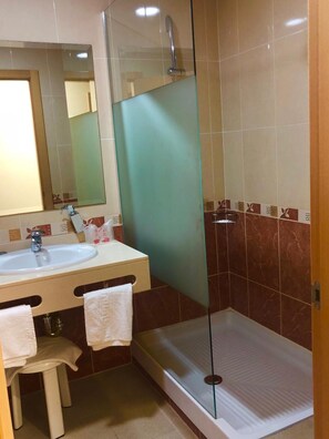 Shower, free toiletries, hair dryer, towels - Hotel La Familia (El Campello)