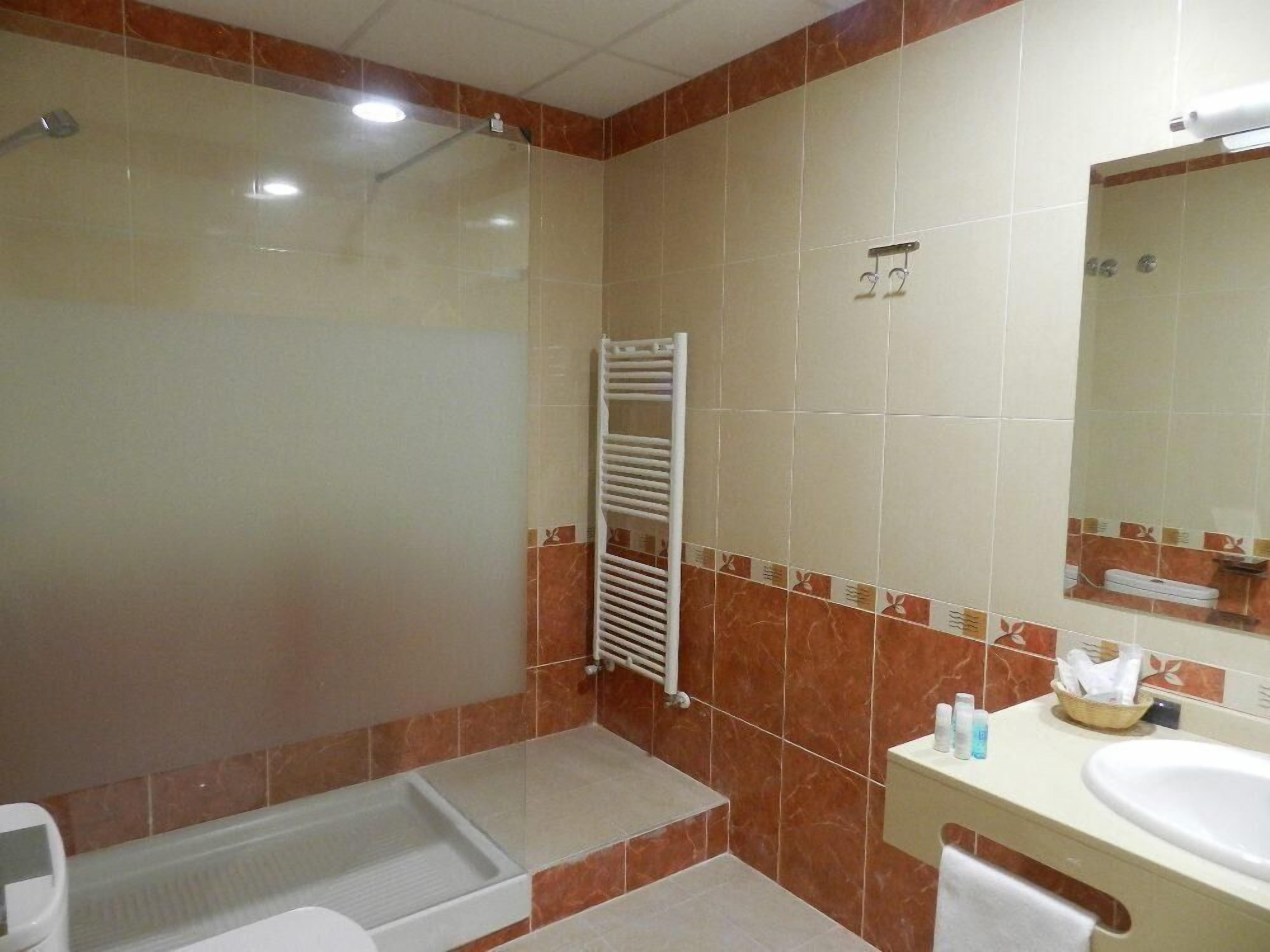 standard twin room, balcony | bathroom | shower, free toiletries, hair dryer, towels