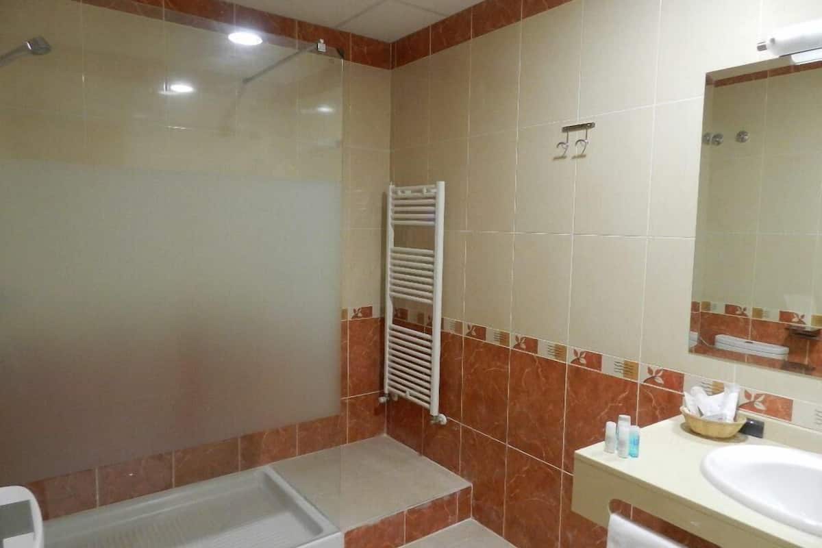 standard twin room, balcony | bathroom | shower, free toiletries, hair dryer, towels