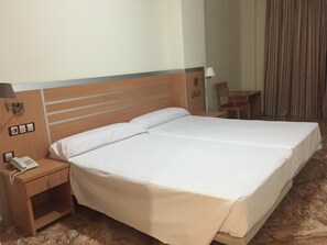 Minibar, in-room safe, desk, soundproofing - Hotel La Familia (El Campello)