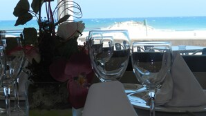 Tavola imbandita con vista sulla spiaggia.
