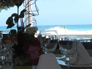 Outdoor dining - Hotel La Familia (El Campello)