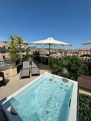 Outdoor spa tub - Relais Badoer (Rome)