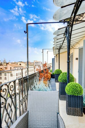 Deluxe City View with Terrace | Terrace/patio - Relais Badoer (Rome)