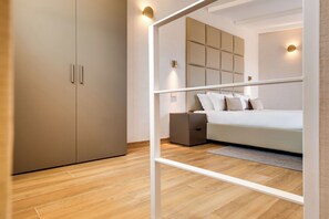 Minibar, caja de seguridad en la habitación y escritorio 