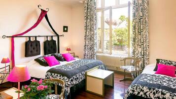 Bureau, espace de travail pour ordinateur portable, rideaux occultants