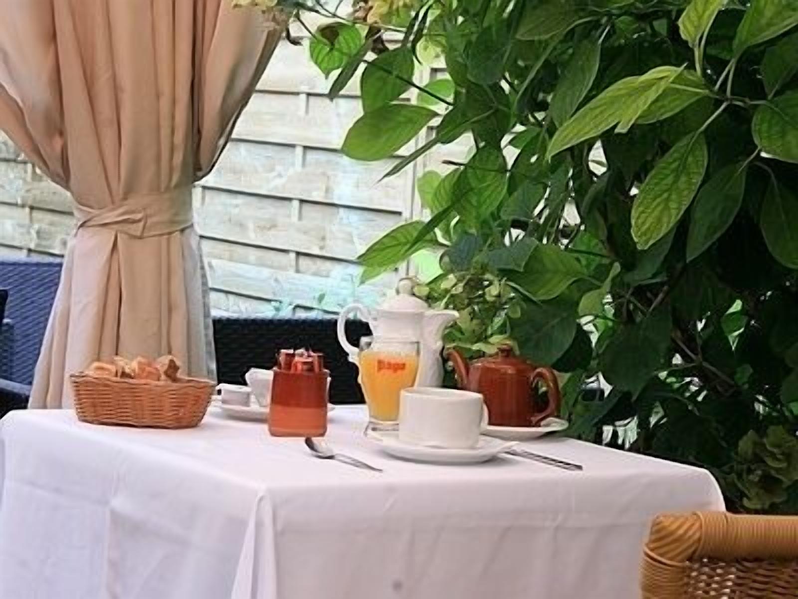 daily buffet breakfast for a fee