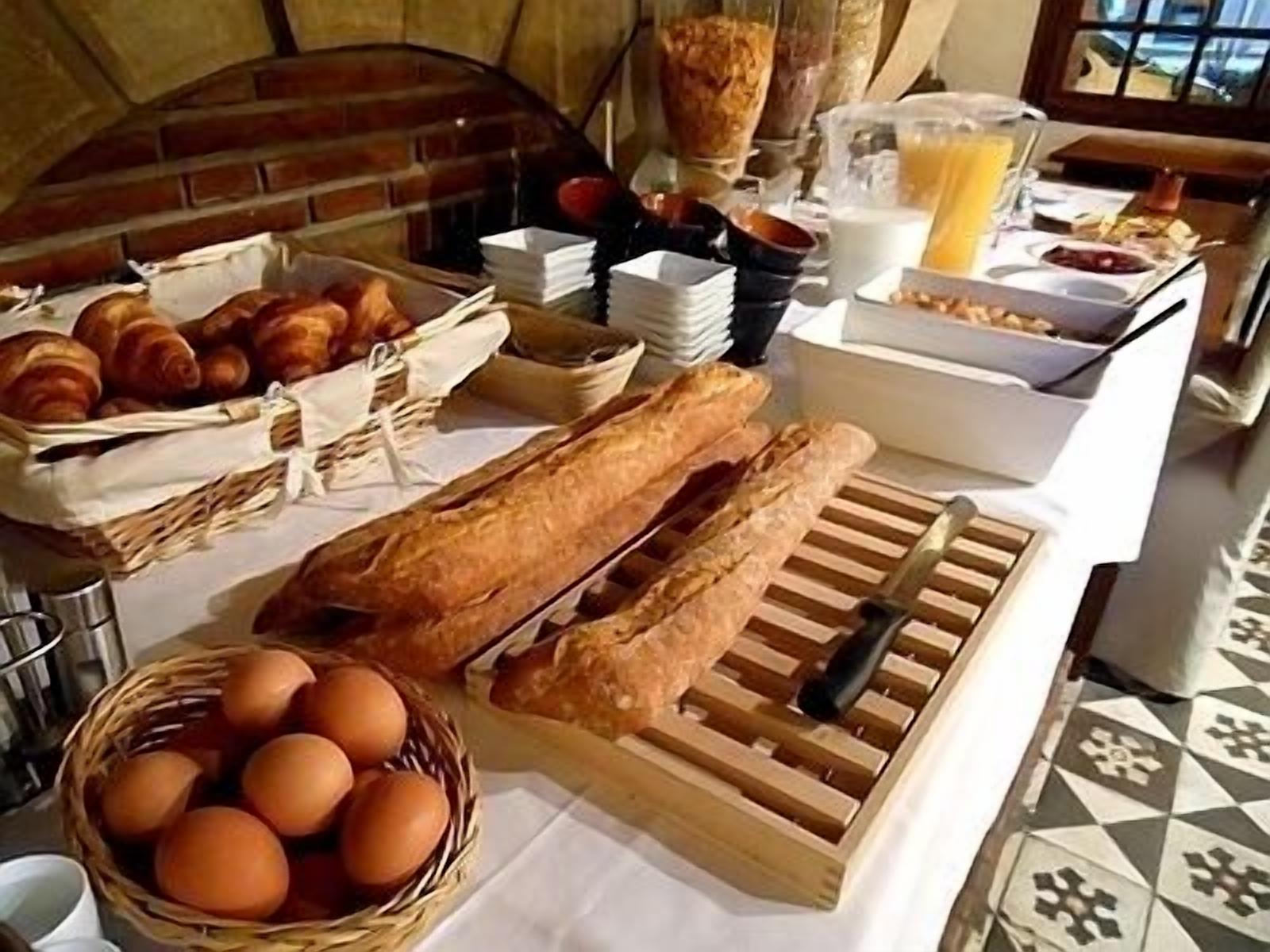 daily buffet breakfast for a fee