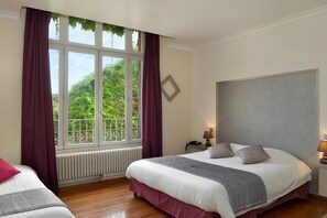 高级房 | 办公桌、笔记本电脑工作区、遮光窗帘、免费 WiFi