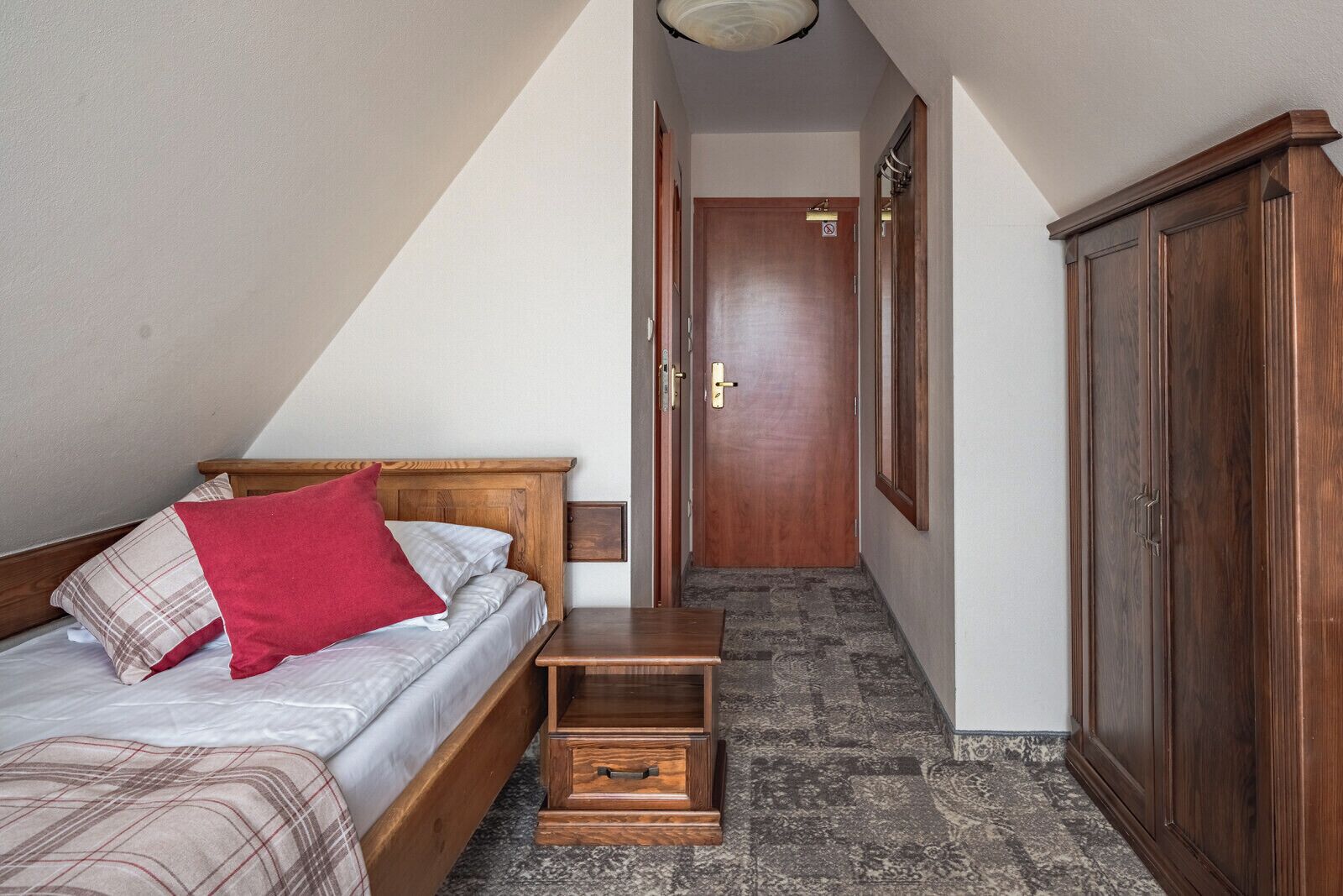 Single Room | Hypo-allergenic bedding available, desk, blackout drapes, soundproofing