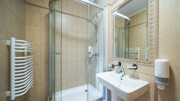 Suite | Bathroom | Shower, free toiletries, hair dryer, towels