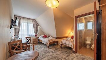 Triple Room | Hypo-allergenic bedding, desk, blackout curtains, soundproofing