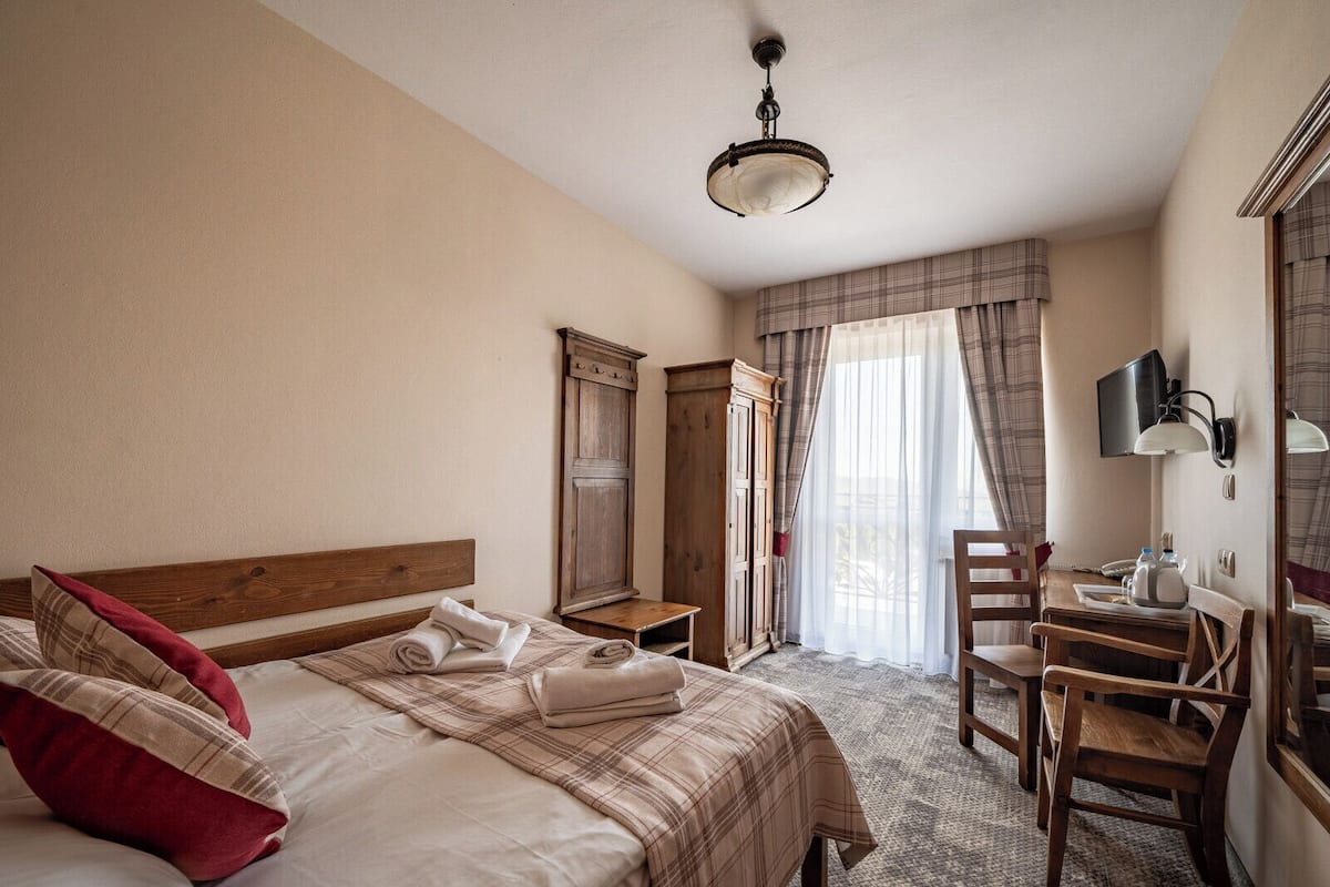 Premium Double Room | Hypo-allergenic bedding available, desk, blackout drapes, soundproofing