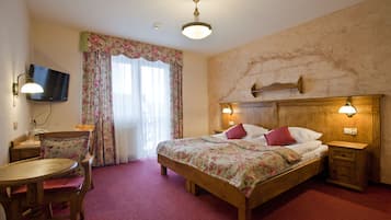 Premium Double Room | Hypo-allergenic bedding, individually decorated, individually furnished