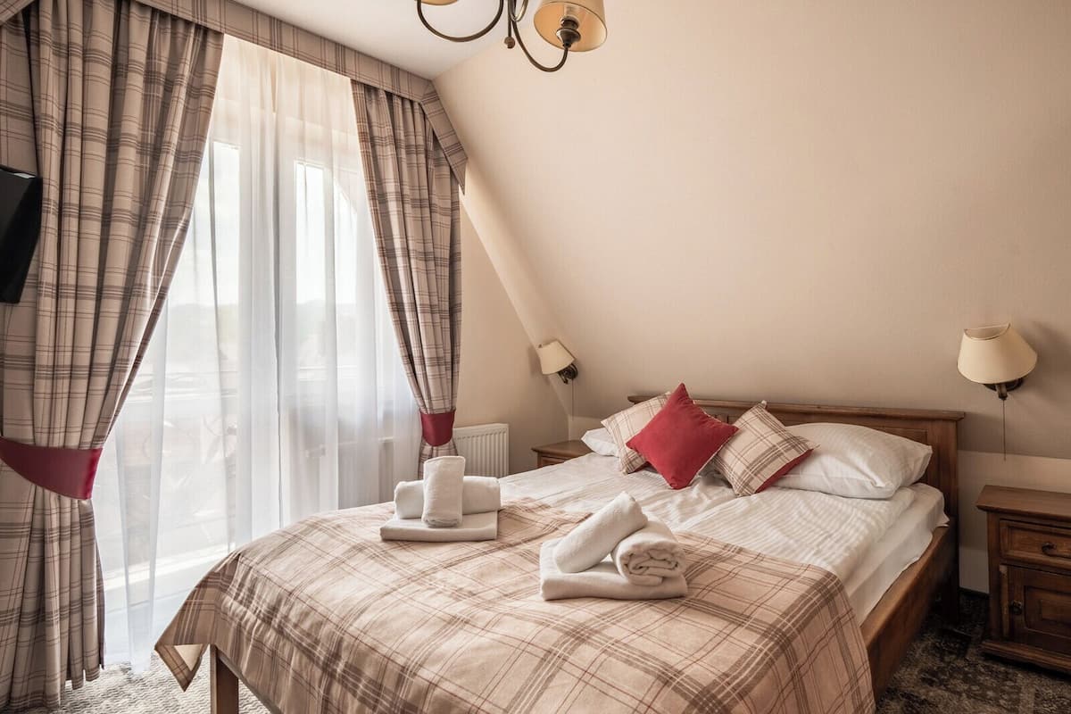 Suite | Hypo-allergenic bedding available, desk, blackout drapes, soundproofing