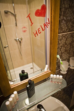 Economy Double Room | Bathroom | Shower, free toiletries, hair dryer, towels - Helan Family & Garden (Zakopane)