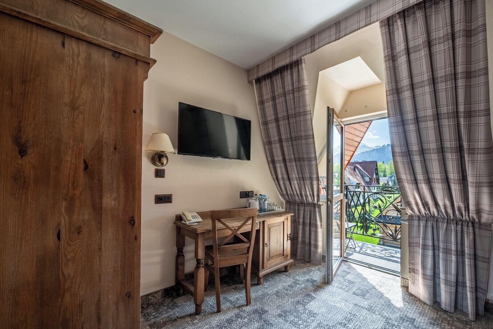 Suite | Hypo-allergenic bedding available, desk, blackout drapes, soundproofing