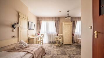 Triple Room | Hypo-allergenic bedding, desk, blackout curtains, soundproofing