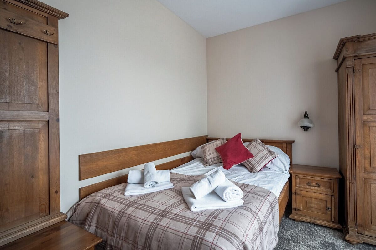 Economy Double Room | Hypo-allergenic bedding available, desk, blackout drapes, soundproofing