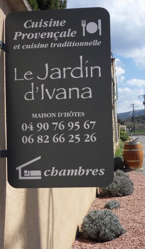 Exterior detail - Le Jardin d'Ivana (Oppede)