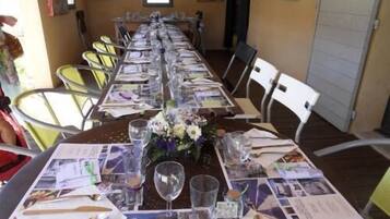Petit déjeuner et dßner servis sur place, vue sur la piscine