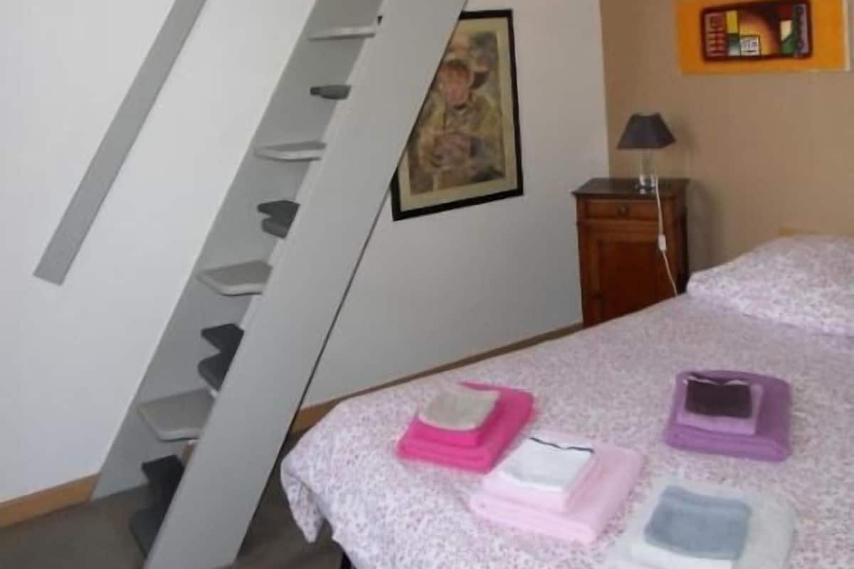 Habitación cuádruple familiar (Duplex) | Muebles diferentes, escritorio, cunas gratuitas y wifi gratis