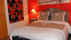Comfort Double Room, Jetted Tub | Desk, cribs (free), WiFi (free), individually furnished - Le Jardin d'Ivana (Oppede)