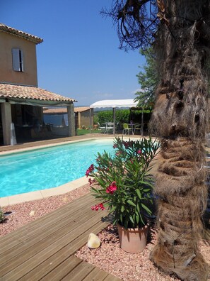 Outdoor pool, sun loungers - Le Jardin d'Ivana (Oppede)