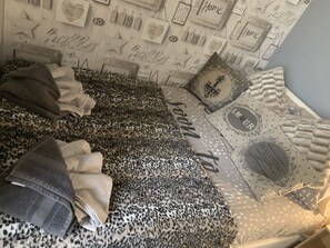 Comfort Double Room, Ensuite, Sea View (room 5) | WiFi - The Westbourne House (Blackpool)