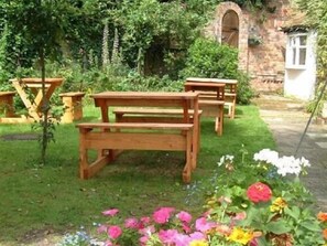 BBQ/picnic area - Ye Olde Red Lion (Newbury)