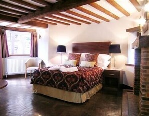 Tabla de planchar con plancha, wifi gratis y ropa de cama 