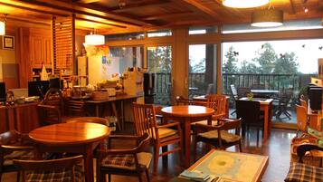 Desayuno continental diario (KRW 5000 por persona)