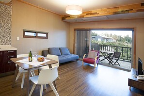 Phòng, 1 phòng ngủ, bồn tắm thủy lực (3rd Floor, Jacuzzi usage before 8PM) | Khu phòng khách | TV, các kênh phim phải trả tiền 