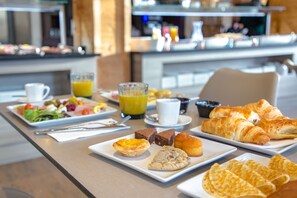 每日供应自助式早餐（每人 EUR 25）