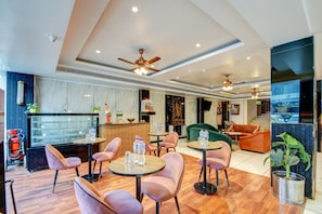 Restaurant - Hotel Krishna Deluxe (New Delhi)