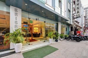 Front of property - Hotel Krishna Deluxe (New Delhi)
